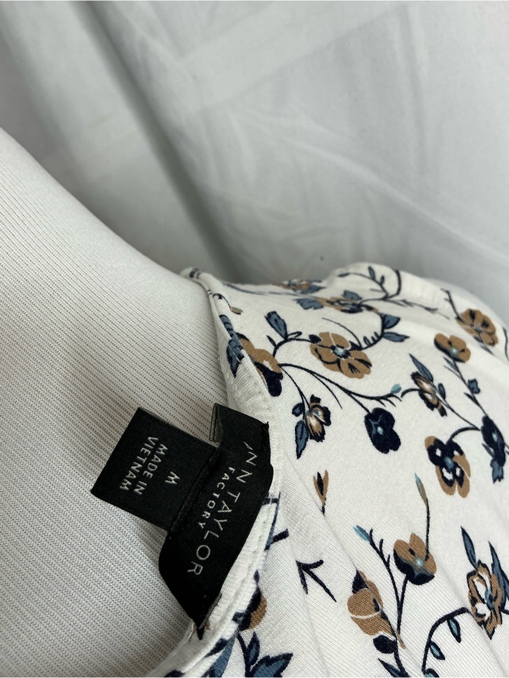 2292 - Ann Taylor White Floral Wrap-Style Sleeveless Camisole - Picture 8 of 8